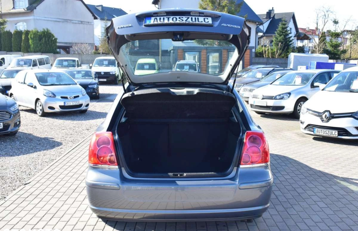 Toyota Avensis cena 19700 przebieg: 217711, rok produkcji 2005 z Gryfów Śląski małe 742
